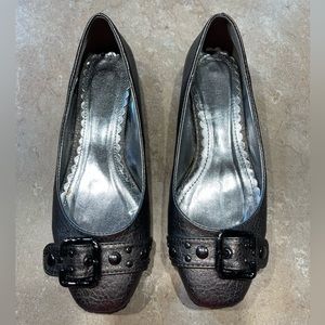 Woman’s Bamboo Pewter Crepe Flat with Buckle Size 7